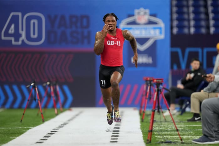 Florida quarterback Anthony Richardson sprints in the 40-yard dash
